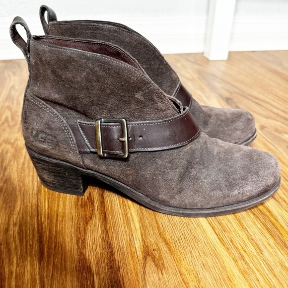 UGG‎ Wright Suede Belted Ankle Boots Brown Block Heel Buckle sz 6 - Picture 5 of 9